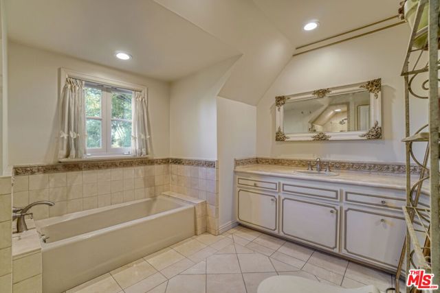 821 N Whittier Drive, Beverly Hills, CA 90210