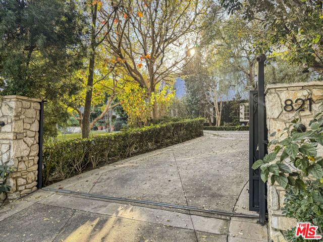 821 N Whittier Drive, Beverly Hills, CA 90210