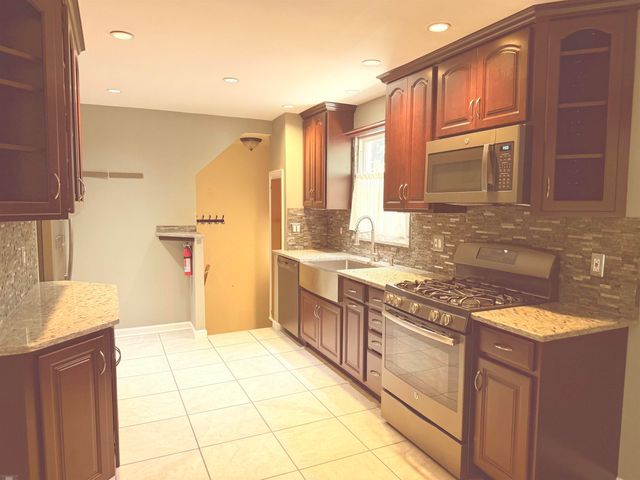 1292 Aline Drive, Grosse Pointe Woods, MI 48236