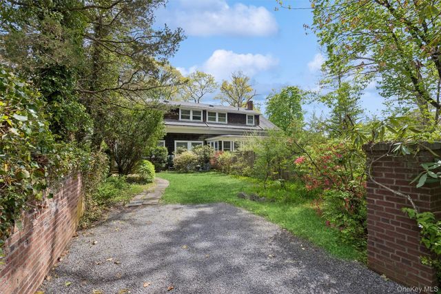 208A Wheatley Road, Old Westbury, NY 11568
