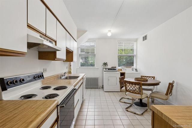 208A Wheatley Road, Old Westbury, NY 11568