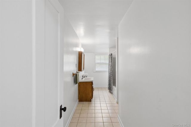 208A Wheatley Road, Old Westbury, NY 11568