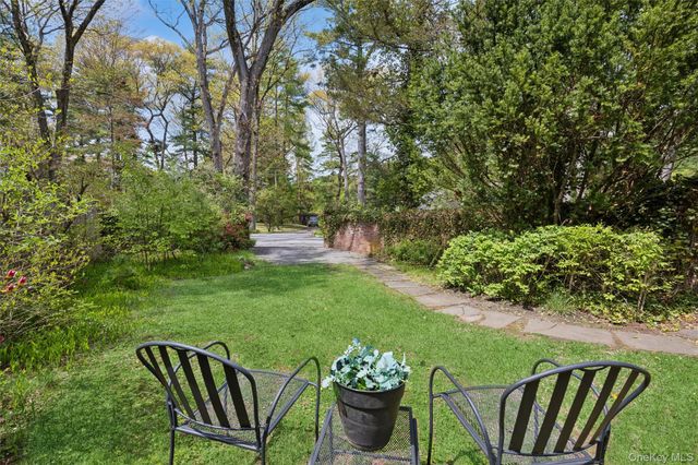 208A Wheatley Road, Old Westbury, NY 11568