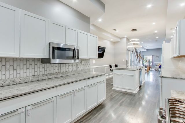 4049 S Indiana Avenue, Chicago, IL 60653