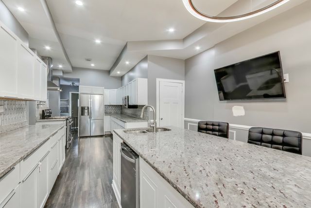 4049 S Indiana Avenue, Chicago, IL 60653