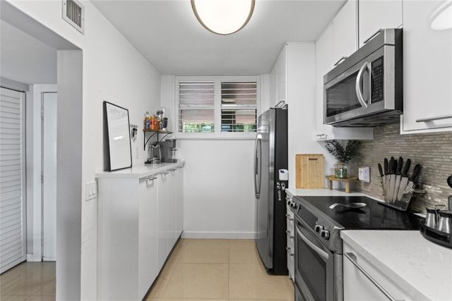 111 Lake Emerald Drive 106, Oakland Park, FL 33309