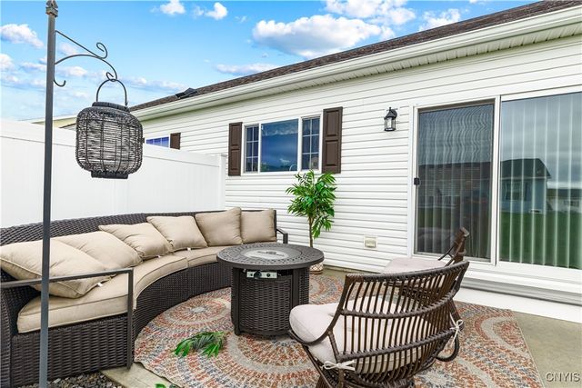 121 Woods Edge Drive, New Hartford, NY 13323