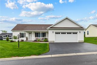 121 Woods Edge Drive, New Hartford, NY 13323
