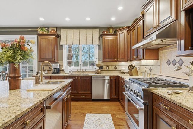 24 S Cowan ROAD, Collier Twp, PA 15106