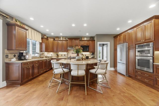 24 S Cowan ROAD, Collier Twp, PA 15106