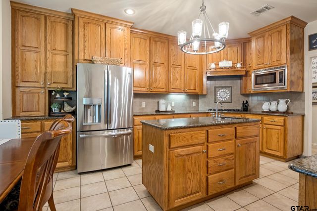 910 Holly Hill Ln, Mt Pleasant, TX 75455
