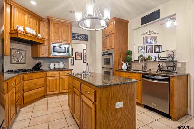 910 Holly Hill Ln, Mt Pleasant, TX 75455
