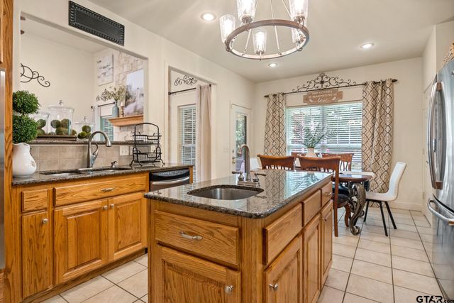 910 Holly Hill Ln, Mt Pleasant, TX 75455