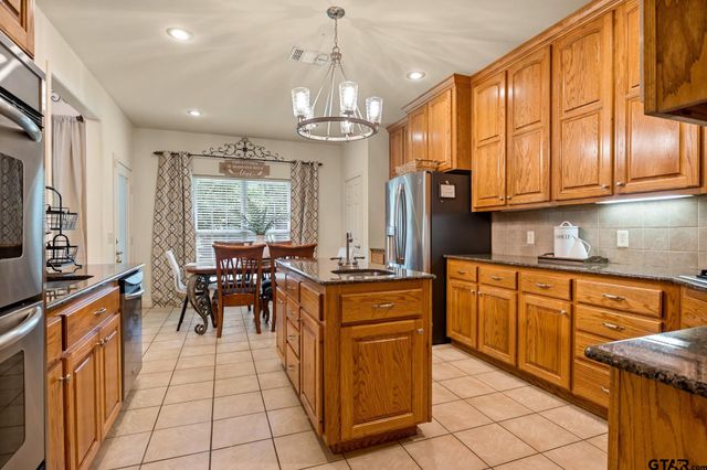 910 Holly Hill Ln, Mt Pleasant, TX 75455
