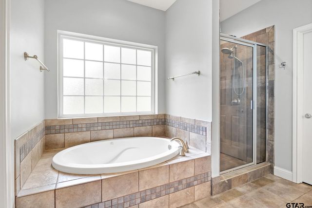 910 Holly Hill Ln, Mt Pleasant, TX 75455