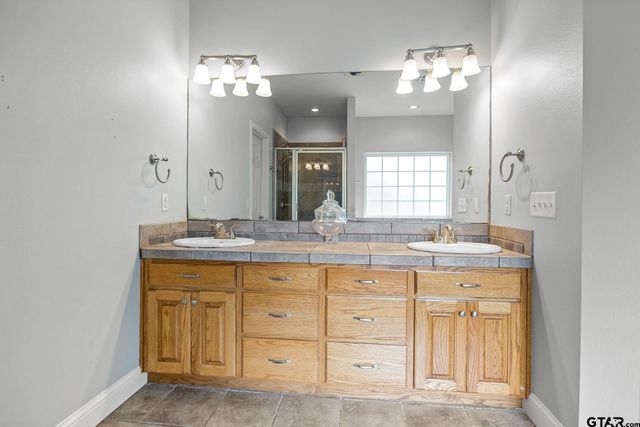 910 Holly Hill Ln, Mt Pleasant, TX 75455