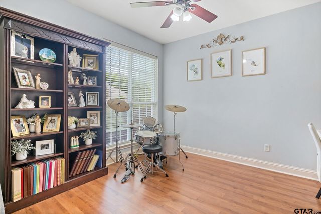 910 Holly Hill Ln, Mt Pleasant, TX 75455