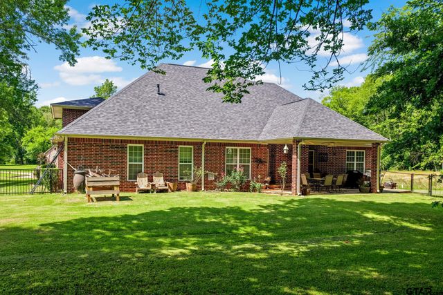 910 Holly Hill Ln, Mt Pleasant, TX 75455