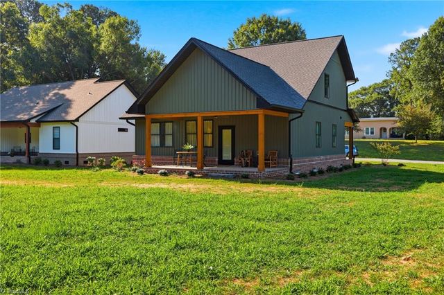 75 2nd Avenue SE, Taylorsville, NC 28681