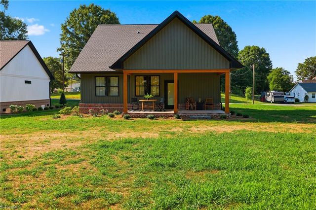 75 2nd Avenue SE, Taylorsville, NC 28681