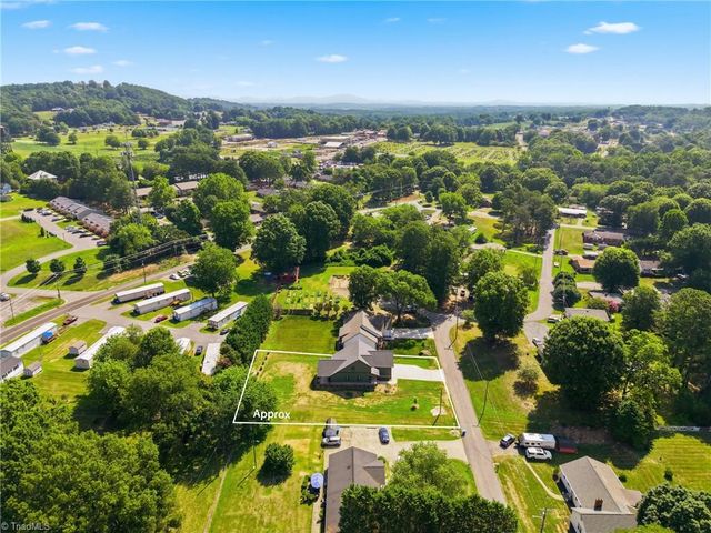 75 2nd Avenue SE, Taylorsville, NC 28681