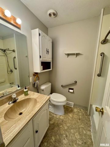 2207 18TH Street, Bettendorf, IA 52722