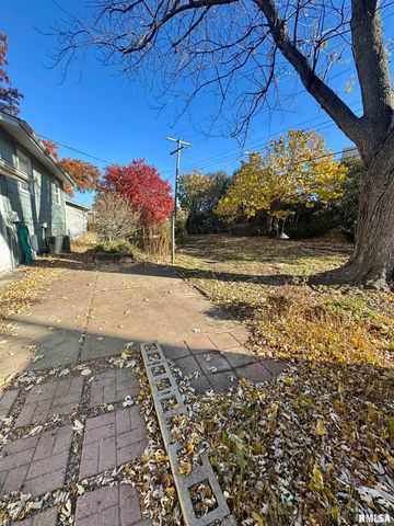 2207 18TH Street, Bettendorf, IA 52722