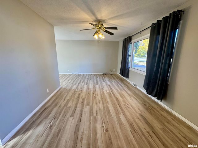 2207 18TH Street, Bettendorf, IA 52722