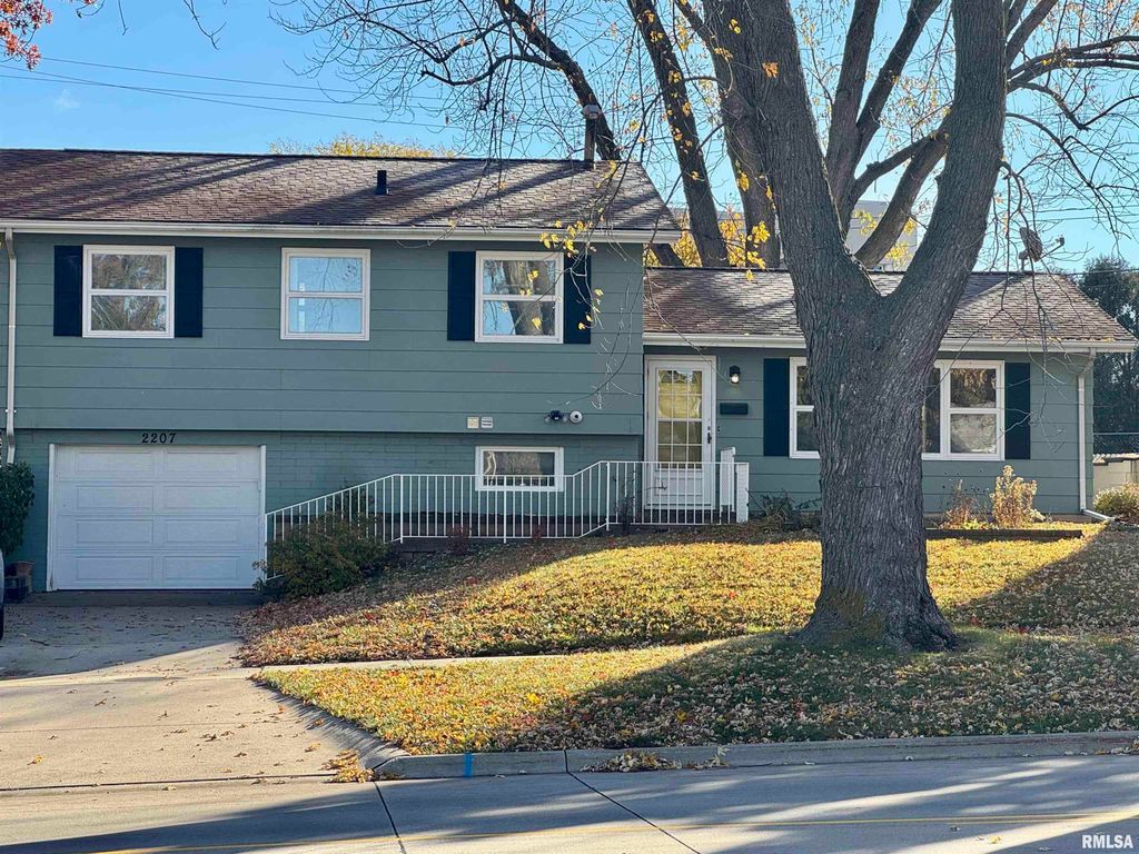 2207 18TH Street, Bettendorf, IA 52722