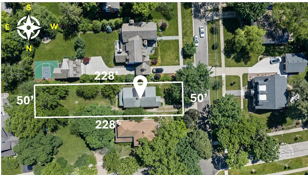 Image 2 of property listing at 285 Forest Avenue, Glen Ellyn, IL 60137