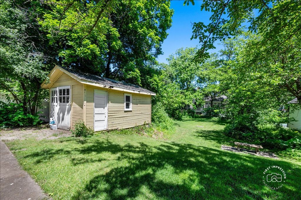 Image 19 of property listing at 285 Forest Avenue, Glen Ellyn, IL 60137
