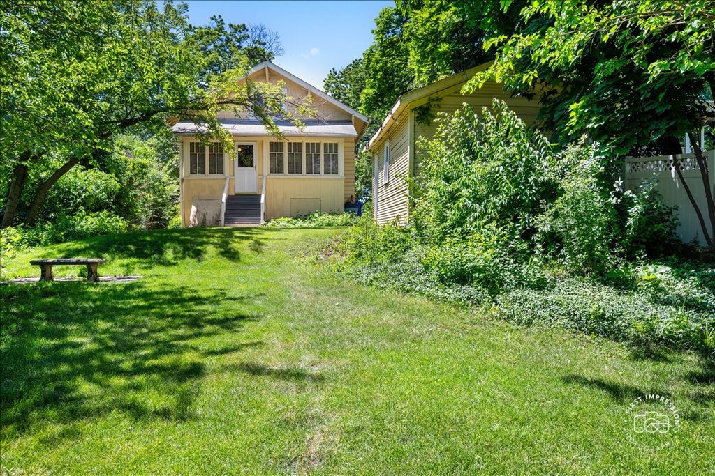 Image 20 of property listing at 285 Forest Avenue, Glen Ellyn, IL 60137