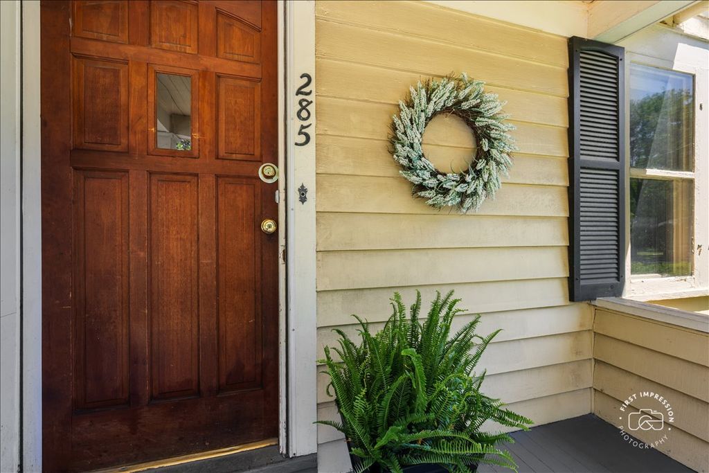 Image 4 of property listing at 285 Forest Avenue, Glen Ellyn, IL 60137