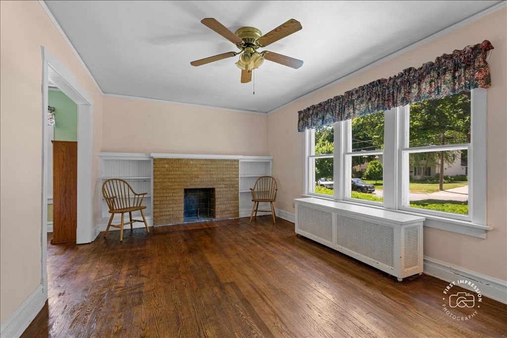Image 5 of property listing at 285 Forest Avenue, Glen Ellyn, IL 60137