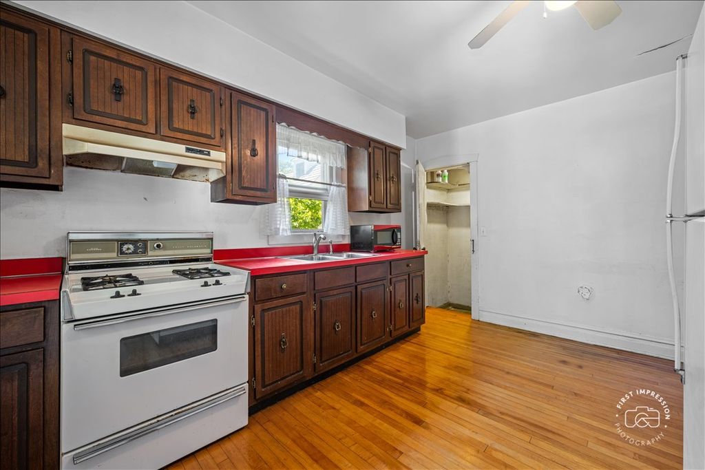 Image 9 of property listing at 285 Forest Avenue, Glen Ellyn, IL 60137