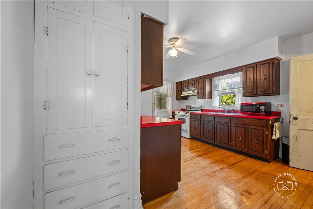 Image 10 of property listing at 285 Forest Avenue, Glen Ellyn, IL 60137