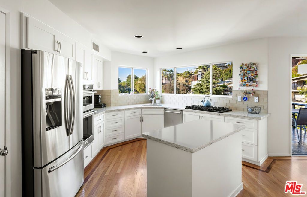 Image 10 of property listing at 7265 Caverna Drive, Los Angeles, CA 90068