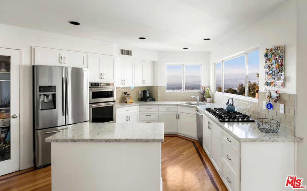 Image 11 of property listing at 7265 Caverna Drive, Los Angeles, CA 90068