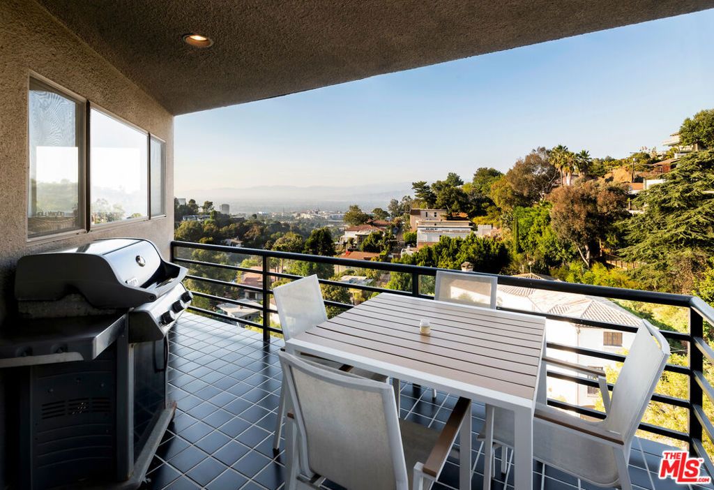Image 12 of property listing at 7265 Caverna Drive, Los Angeles, CA 90068