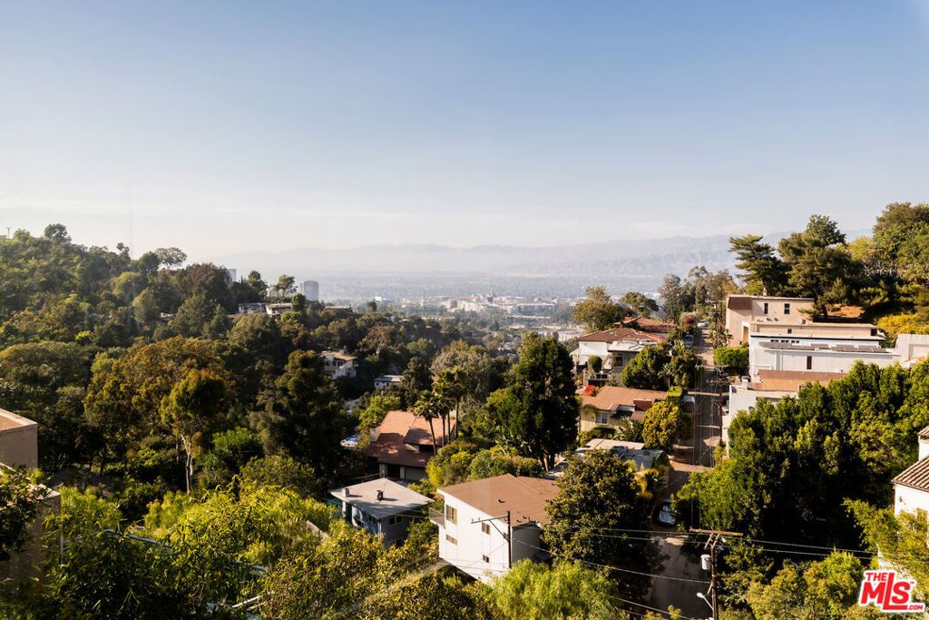Image 13 of property listing at 7265 Caverna Drive, Los Angeles, CA 90068