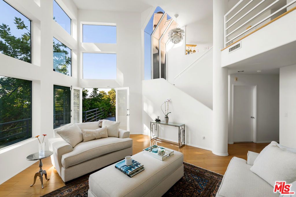 Image 15 of property listing at 7265 Caverna Drive, Los Angeles, CA 90068