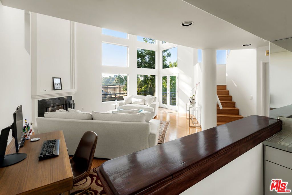 Image 16 of property listing at 7265 Caverna Drive, Los Angeles, CA 90068