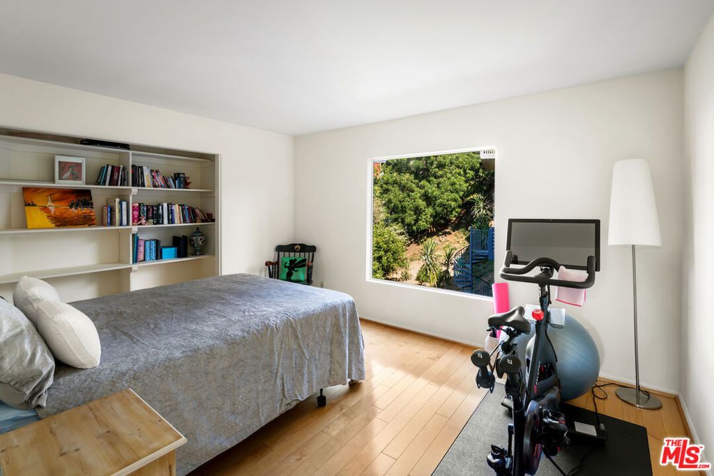 Image 17 of property listing at 7265 Caverna Drive, Los Angeles, CA 90068