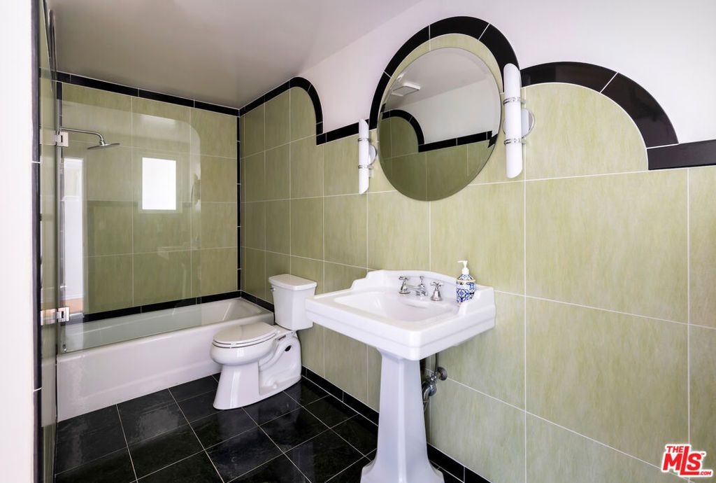 Image 18 of property listing at 7265 Caverna Drive, Los Angeles, CA 90068