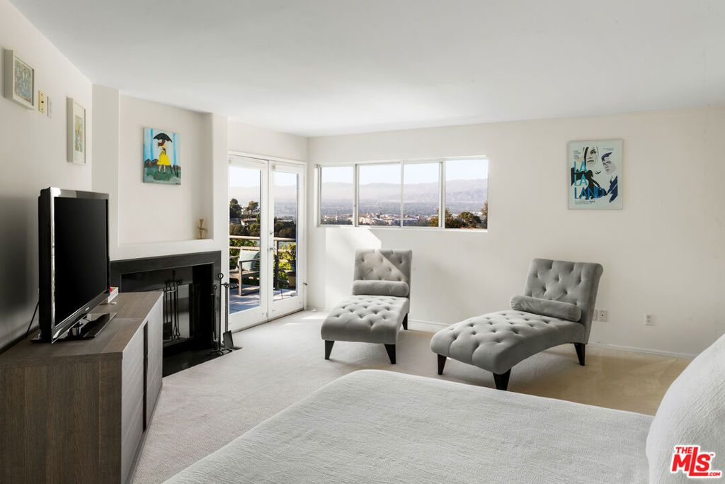 Image 19 of property listing at 7265 Caverna Drive, Los Angeles, CA 90068