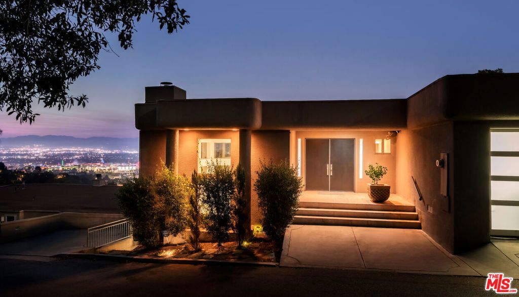 Image 2 of property listing at 7265 Caverna Drive, Los Angeles, CA 90068