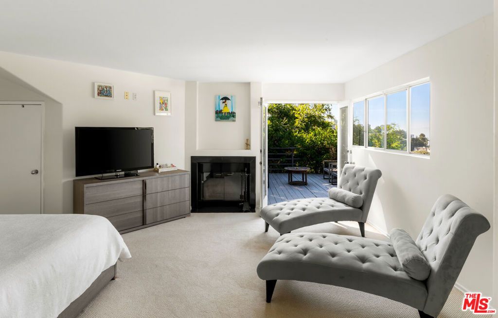 Image 20 of property listing at 7265 Caverna Drive, Los Angeles, CA 90068