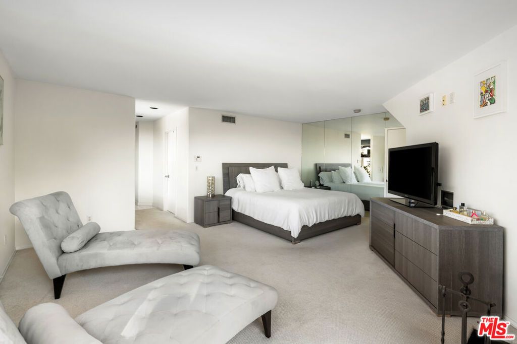 Image 21 of property listing at 7265 Caverna Drive, Los Angeles, CA 90068