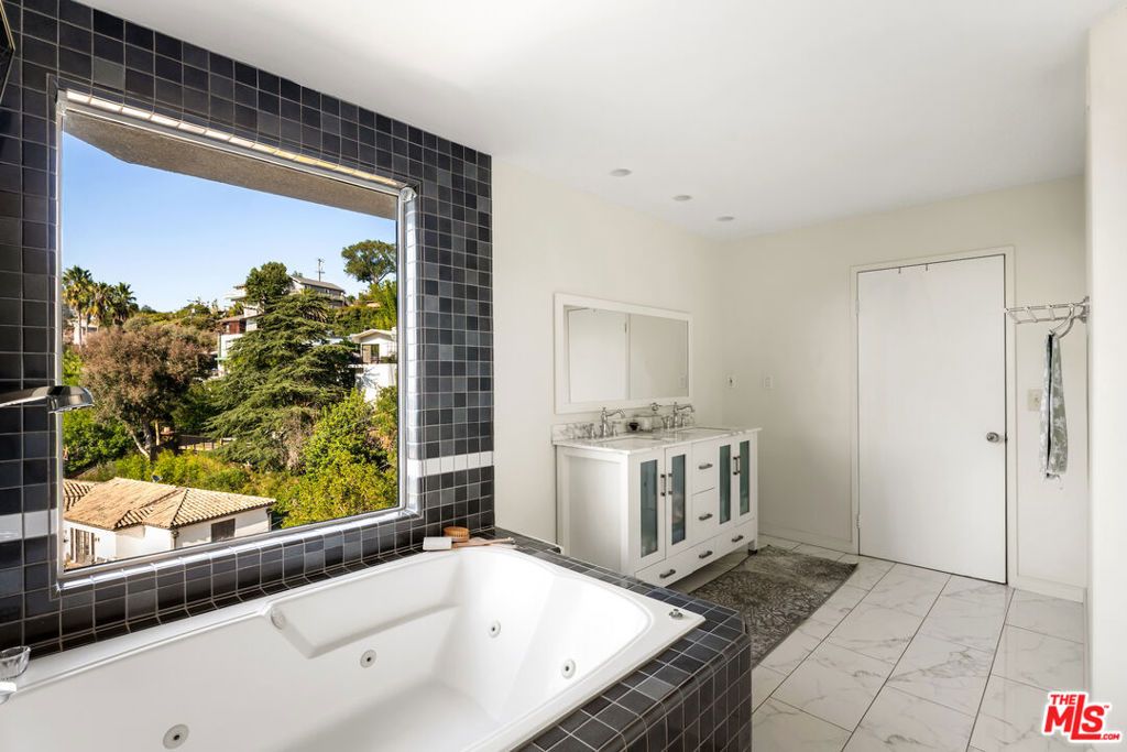 Image 22 of property listing at 7265 Caverna Drive, Los Angeles, CA 90068