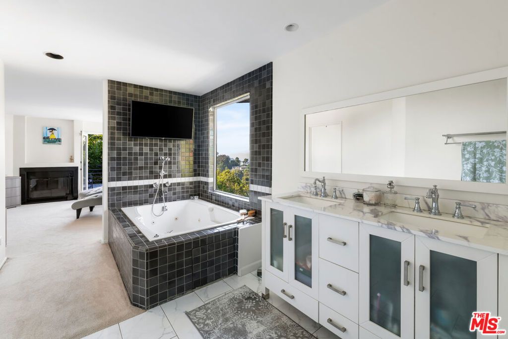 Image 23 of property listing at 7265 Caverna Drive, Los Angeles, CA 90068